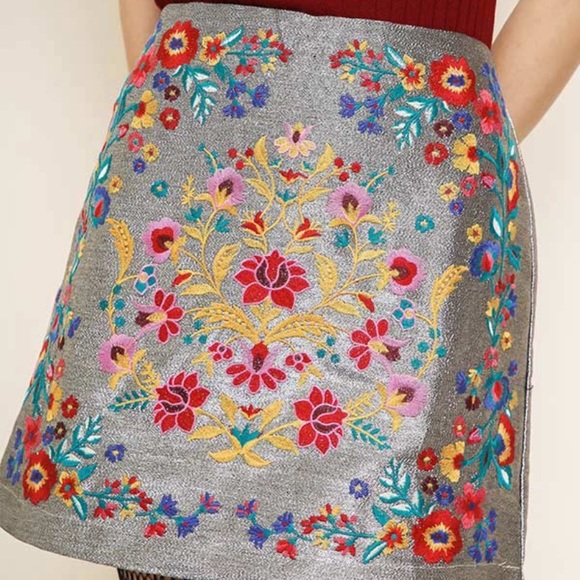 Embroidered silver metallic mini skirt - Picture 2 of 3